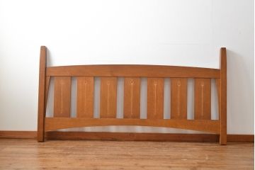 中古　美品　高級品　Stickley(スティックレー、スティックレイ)　キングサイズ!上品な象嵌入りのナラ材製ベッドフレーム(木製ベッド)(R-057100)