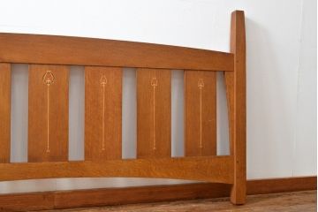 中古　美品　高級品　Stickley(スティックレー、スティックレイ)　キングサイズ!上品な象嵌入りのナラ材製ベッドフレーム(木製ベッド)(R-057100)