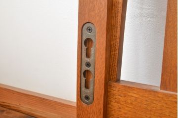 中古　美品　高級品　Stickley(スティックレー、スティックレイ)　キングサイズ!上品な象嵌入りのナラ材製ベッドフレーム(木製ベッド)(R-057100)