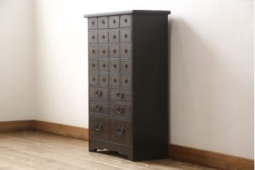 和製ビンテージ　本格的なアンティーク調家具　引き出し25杯　李朝風のデザインが目を引く薬箪笥(小引き出し、チェスト、ヴィンテージ)(R-057103)