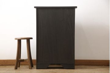 和製ビンテージ　本格的なアンティーク調家具　引き出し25杯　李朝風のデザインが目を引く薬箪笥(小引き出し、チェスト、ヴィンテージ)(R-057103)