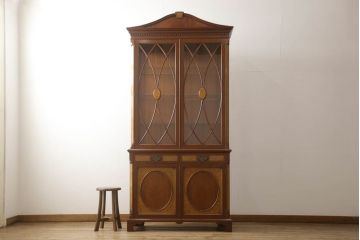 中古　美品　イギリス　Charles Barr Fueniture(チャールズ・バー・ファニチャー)　クラシカルな雰囲気あふれる上品な佇まいのキャビネット(ガラスケース、カップボード、飾り棚、戸棚、陳列棚)(R-057104)