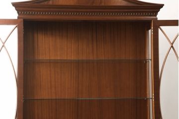 中古　美品　イギリス　Charles Barr Fueniture(チャールズ・バー・ファニチャー)　クラシカルな雰囲気あふれる上品な佇まいのキャビネット(ガラスケース、カップボード、飾り棚、戸棚、陳列棚)(R-057104)