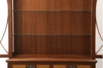 中古　美品　イギリス　Charles Barr Fueniture(チャールズ・バー・ファニチャー)　クラシカルな雰囲気あふれる上品な佇まいのキャビネット(ガラスケース、カップボード、飾り棚、戸棚、陳列棚)(R-057104)