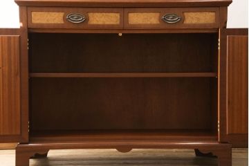 中古　美品　イギリス　Charles Barr Fueniture(チャールズ・バー・ファニチャー)　クラシカルな雰囲気あふれる上品な佇まいのキャビネット(ガラスケース、カップボード、飾り棚、戸棚、陳列棚)(R-057104)