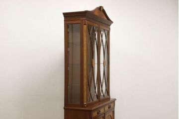 中古　美品　イギリス　Charles Barr Fueniture(チャールズ・バー・ファニチャー)　クラシカルな雰囲気あふれる上品な佇まいのキャビネット(ガラスケース、カップボード、飾り棚、戸棚、陳列棚)(R-057104)