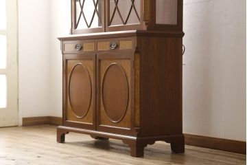 中古　美品　イギリス　Charles Barr Fueniture(チャールズ・バー・ファニチャー)　クラシカルな雰囲気あふれる上品な佇まいのキャビネット(ガラスケース、カップボード、飾り棚、戸棚、陳列棚)(R-057104)