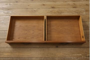 中古　美品　イギリス　Charles Barr Fueniture(チャールズ・バー・ファニチャー)　クラシカルな雰囲気あふれる上品な佇まいのキャビネット(ガラスケース、カップボード、飾り棚、戸棚、陳列棚)(R-057104)