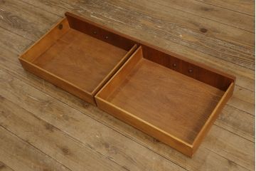 中古　美品　イギリス　Charles Barr Fueniture(チャールズ・バー・ファニチャー)　クラシカルな雰囲気あふれる上品な佇まいのキャビネット(ガラスケース、カップボード、飾り棚、戸棚、陳列棚)(R-057104)