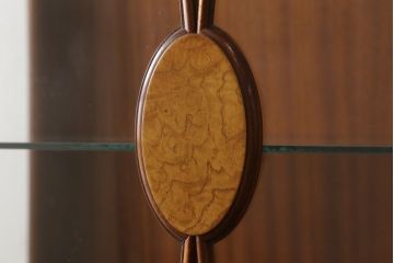 中古　美品　イギリス　Charles Barr Fueniture(チャールズ・バー・ファニチャー)　クラシカルな雰囲気あふれる上品な佇まいのキャビネット(ガラスケース、カップボード、飾り棚、戸棚、陳列棚)(R-057104)