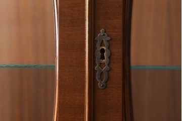 中古　美品　イギリス　Charles Barr Fueniture(チャールズ・バー・ファニチャー)　クラシカルな雰囲気あふれる上品な佇まいのキャビネット(ガラスケース、カップボード、飾り棚、戸棚、陳列棚)(R-057104)