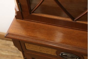 中古　美品　イギリス　Charles Barr Fueniture(チャールズ・バー・ファニチャー)　クラシカルな雰囲気あふれる上品な佇まいのキャビネット(ガラスケース、カップボード、飾り棚、戸棚、陳列棚)(R-057104)