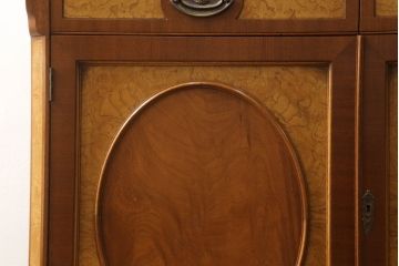 中古　美品　イギリス　Charles Barr Fueniture(チャールズ・バー・ファニチャー)　クラシカルな雰囲気あふれる上品な佇まいのキャビネット(ガラスケース、カップボード、飾り棚、戸棚、陳列棚)(R-057104)