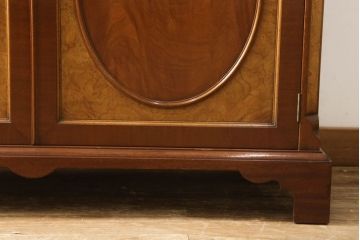 中古　美品　イギリス　Charles Barr Fueniture(チャールズ・バー・ファニチャー)　クラシカルな雰囲気あふれる上品な佇まいのキャビネット(ガラスケース、カップボード、飾り棚、戸棚、陳列棚)(R-057104)