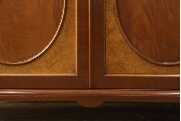 中古　美品　イギリス　Charles Barr Fueniture(チャールズ・バー・ファニチャー)　クラシカルな雰囲気あふれる上品な佇まいのキャビネット(ガラスケース、カップボード、飾り棚、戸棚、陳列棚)(R-057104)