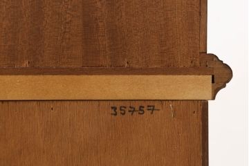 中古　美品　イギリス　Charles Barr Fueniture(チャールズ・バー・ファニチャー)　クラシカルな雰囲気あふれる上品な佇まいのキャビネット(ガラスケース、カップボード、飾り棚、戸棚、陳列棚)(R-057104)