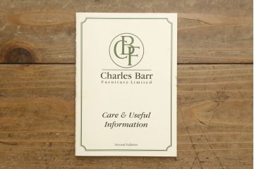 中古　美品　イギリス　Charles Barr Fueniture(チャールズ・バー・ファニチャー)　クラシカルな雰囲気あふれる上品な佇まいのキャビネット(ガラスケース、カップボード、飾り棚、戸棚、陳列棚)(R-057104)
