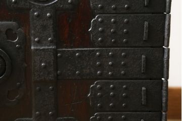 和製アンティーク　総桐　小振りなサイズながら重厚感がただよう船箪笥(掛硯型、懸硯型、和箪笥、時代箪笥、桐たんす、小物収納)(R-057106)