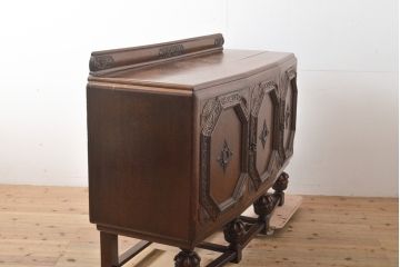 イギリスアンティーク　オーク材　細部まで凝ったつくりが目を引くサイドボード(キャビネット、リビングボード、収納棚、戸棚)(R-057108)