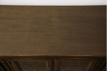 ビンテージ家具　ヨーロッパアンティーク調　オーク材　凝ったつくりが美しいサイドボード(収納棚、戸棚、ヴィンテージ)(R-057111)