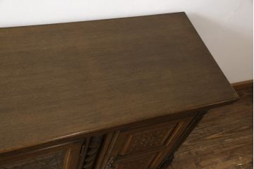 ビンテージ家具　ヨーロッパアンティーク調　オーク材　凝ったつくりが美しいサイドボード(収納棚、戸棚、ヴィンテージ)(R-057111)