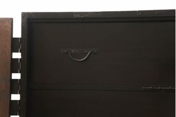 和製アンティーク　前面ケヤキ(欅)材　重厚感あふれる観音開き時代箪笥(和箪笥、収納タンス、チェスト、引き出し)(R-057112)