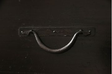 和製アンティーク　前面ケヤキ(欅)材　重厚感あふれる観音開き時代箪笥(和箪笥、収納タンス、チェスト、引き出し)(R-057112)