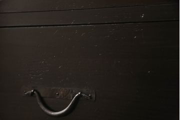 和製アンティーク　前面ケヤキ(欅)材　重厚感あふれる観音開き時代箪笥(和箪笥、収納タンス、チェスト、引き出し)(R-057112)