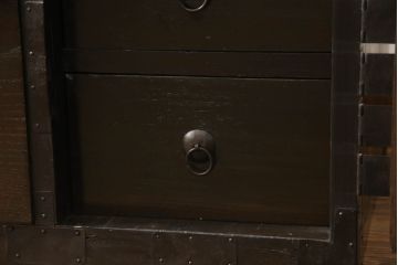和製アンティーク　前面ケヤキ(欅)材　重厚感あふれる観音開き時代箪笥(和箪笥、収納タンス、チェスト、引き出し)(R-057112)