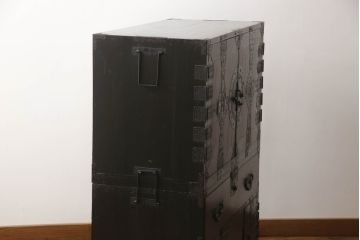 和製アンティーク　前面ケヤキ(欅)材　重厚感あふれる観音開き時代箪笥(和箪笥、収納タンス、チェスト、引き出し)(R-057112)