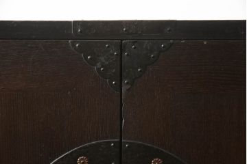 和製アンティーク　前面ケヤキ(欅)材　重厚感あふれる観音開き時代箪笥(和箪笥、収納タンス、チェスト、引き出し)(R-057112)