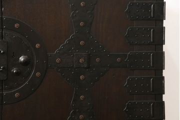 和製アンティーク　前面ケヤキ(欅)材　重厚感あふれる観音開き時代箪笥(和箪笥、収納タンス、チェスト、引き出し)(R-057112)