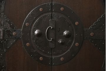 和製アンティーク　前面ケヤキ(欅)材　重厚感あふれる観音開き時代箪笥(和箪笥、収納タンス、チェスト、引き出し)(R-057112)