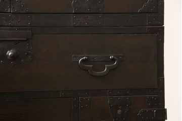 和製アンティーク　前面ケヤキ(欅)材　重厚感あふれる観音開き時代箪笥(和箪笥、収納タンス、チェスト、引き出し)(R-057112)