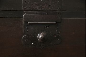 和製アンティーク　前面ケヤキ(欅)材　重厚感あふれる観音開き時代箪笥(和箪笥、収納タンス、チェスト、引き出し)(R-057112)