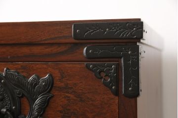 中古　美品　岩谷堂箪笥　力強い木目と重厚な金具が目を引くサイドボード(戸棚、収納棚、キャビネット)(R-057120)