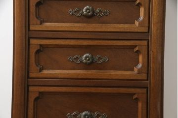 中古　DREXEL HERITAGE(ドレクセルヘリテイジ)　Italian Provincial(イタリアンプロヴィンシャル)　優雅な縦型のサイドチェスト(ドロワー、引き出し)(定価約48万円)(R-057130)