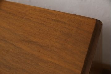 イギリスアンティーク　ウォールナット材　足先のデザインが目を引く、上品な佇まいの片袖机(ワークデスク、在宅用、在宅ワーク)(R-057133)