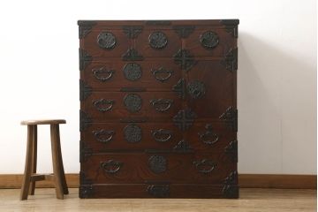 中古　美品　岩谷堂箪笥　菊幸　かくし付き　桜が散りばめられた金具が上品な雰囲気を醸し出す整理箪笥(引き出し、サイドチェスト、整理タンス、小箪笥)(R-057135)