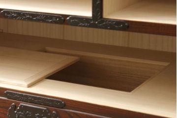 中古　美品　岩谷堂箪笥　菊幸　かくし付き　桜が散りばめられた金具が上品な雰囲気を醸し出す整理箪笥(引き出し、サイドチェスト、整理タンス、小箪笥)(R-057135)