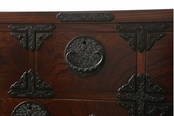 中古　美品　岩谷堂箪笥　菊幸　かくし付き　桜が散りばめられた金具が上品な雰囲気を醸し出す整理箪笥(引き出し、サイドチェスト、整理タンス、小箪笥)(R-057135)
