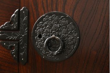 中古　美品　岩谷堂箪笥　菊幸　かくし付き　桜が散りばめられた金具が上品な雰囲気を醸し出す整理箪笥(引き出し、サイドチェスト、整理タンス、小箪笥)(R-057135)