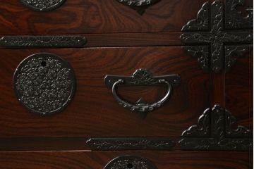 中古　美品　岩谷堂箪笥　菊幸　かくし付き　桜が散りばめられた金具が上品な雰囲気を醸し出す整理箪笥(引き出し、サイドチェスト、整理タンス、小箪笥)(R-057135)