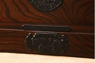 中古　美品　岩谷堂箪笥　菊幸　かくし付き　桜が散りばめられた金具が上品な雰囲気を醸し出す整理箪笥(引き出し、サイドチェスト、整理タンス、小箪笥)(R-057135)