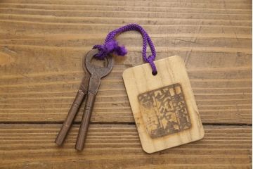 中古　美品　岩谷堂箪笥　菊幸　かくし付き　桜が散りばめられた金具が上品な雰囲気を醸し出す整理箪笥(引き出し、サイドチェスト、整理タンス、小箪笥)(R-057135)