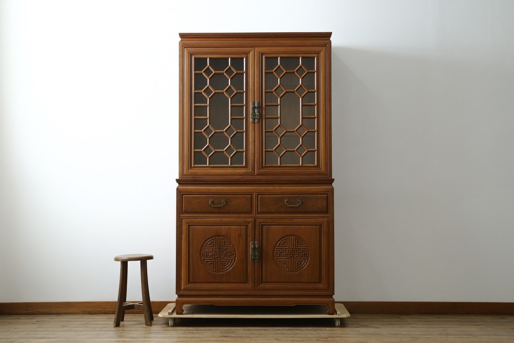 アジアンビンテージ　オリエンタル調の凝ったデザインが魅力の唐木製キャビネット　(R-057152)