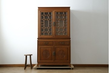 アジアンビンテージ　オリエンタル調の凝ったデザインが魅力の唐木製キャビネット　(R-057152)