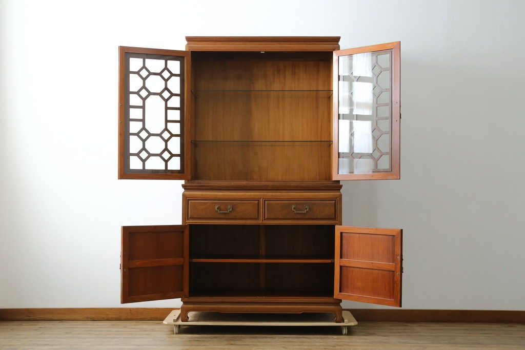 アジアンビンテージ　オリエンタル調の凝ったデザインが魅力の唐木製キャビネット　(R-057152)