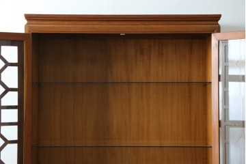 アジアンビンテージ　オリエンタル調の凝ったデザインが魅力の唐木製キャビネット　(R-057152)