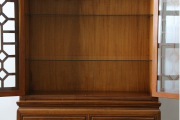 アジアンビンテージ　オリエンタル調の凝ったデザインが魅力の唐木製キャビネット　(R-057152)